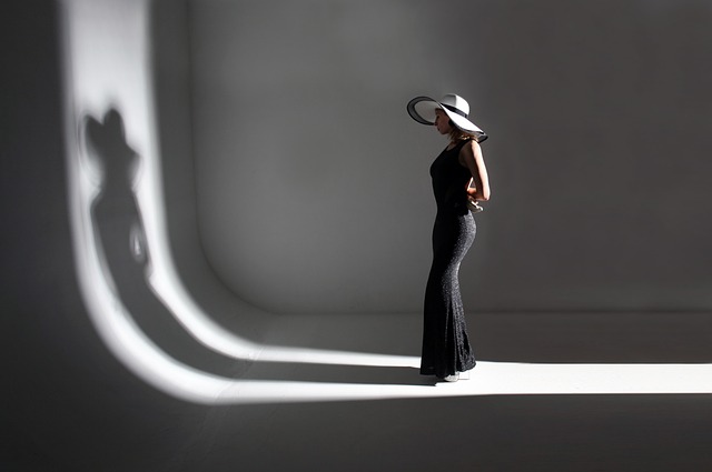 Exploring Fashion in Virtual Reality Art Installations